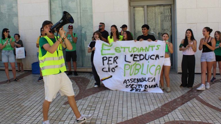 La quinta semana de huelga indefinida en educación comienza con una concentración de estudiantes en la plaça de Baix