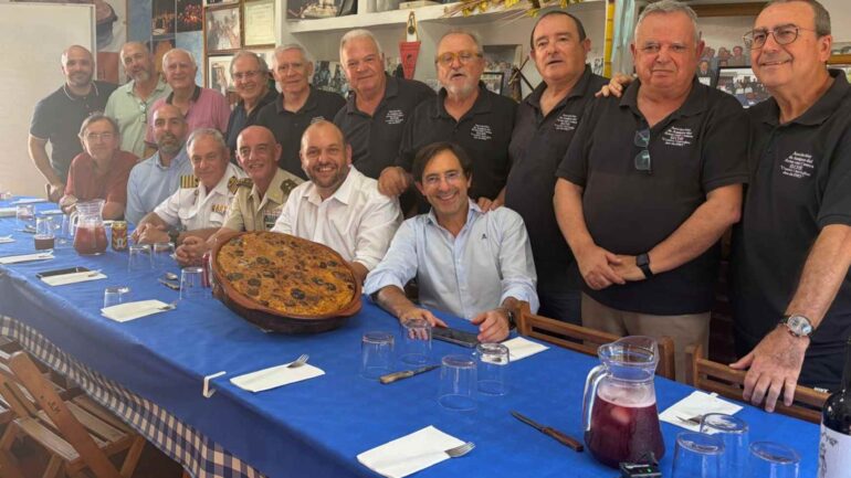 Responsables del Puerto de Alicante con los Amigos del Arroz con Costra