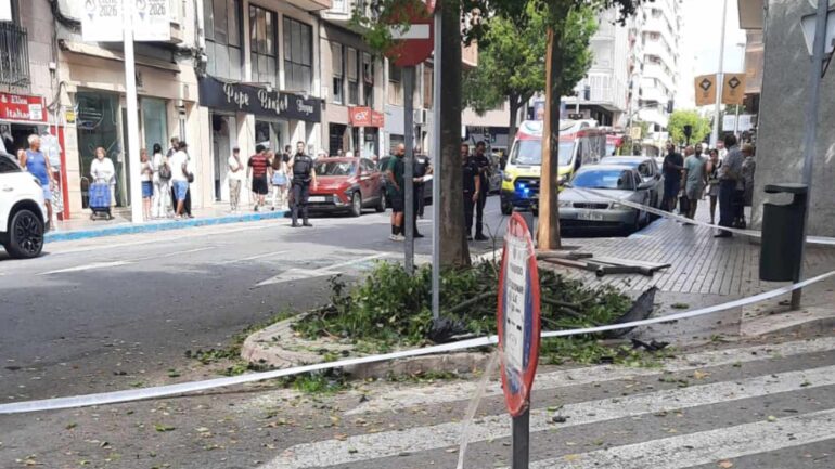 Excarcelan a dos personas de un vehículo tras un accidente en la calle Jorge Juan