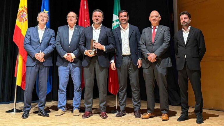 Elche recibe la Escoba de Platino y Santa Pola la Escoba de Oro