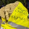La huelga en educación se paraliza temporalmente y las esculturas de Elche lucen los chalecos amarillos del profesorado
