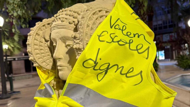 La huelga en educación se paraliza temporalmente y las esculturas de Elche lucen los chalecos amarillos del profesorado