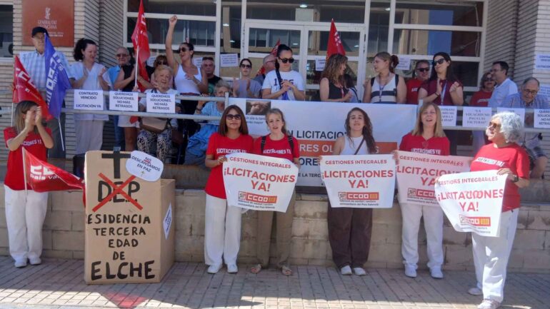 Concentración en la Residencia de Mayores de Altabix para exigir la licitación del servicio tras años de espera