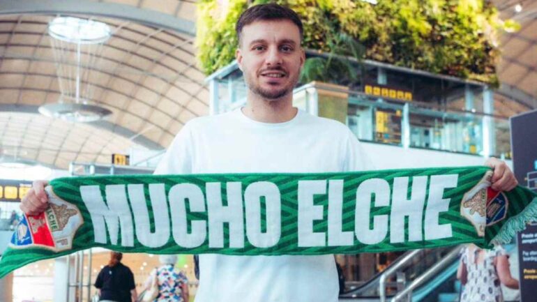 El entrenador, Martín Anselmi, ya está en Elche y luce la bufanda del Club