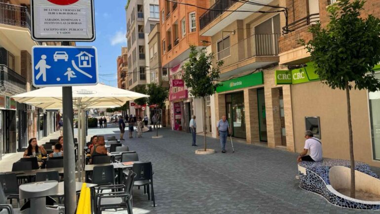 Santa Pola. El tráfico en las calles del centro se adapta al verano