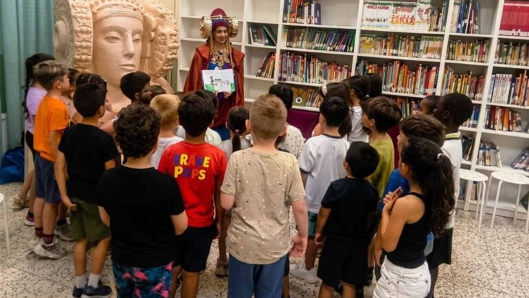 Una Dama de Elche gigante pintada por el alumnado del colegio Dama de Elche