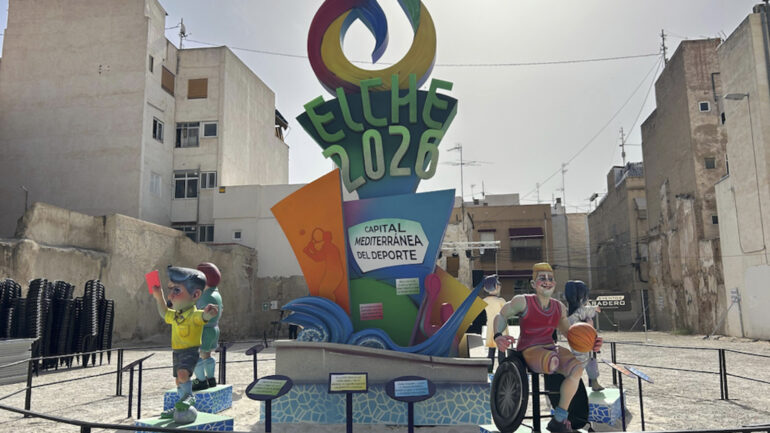 El barrio del Raval se prepara para vivir las Fiestas de San Juan y para la cremà de las hogueras