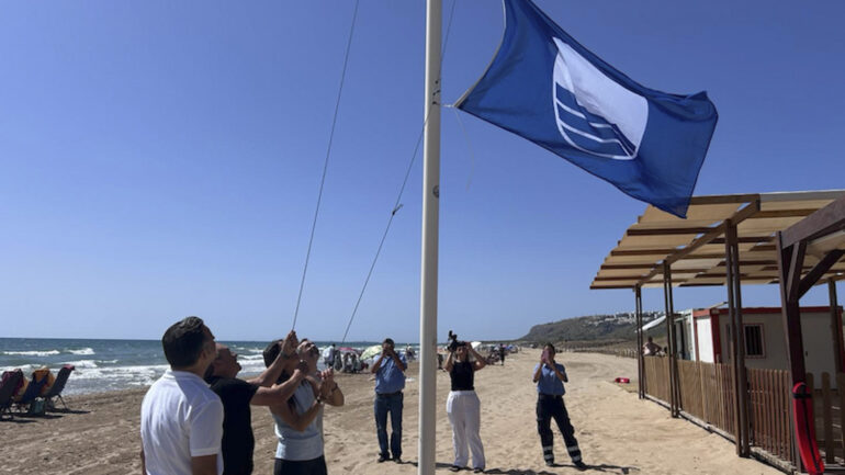 Elche y Santa Pola izan las banderas azules en las playas