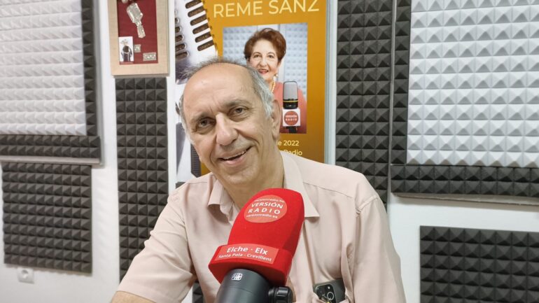 Las calles engalanadas del Raval fomentan el uso de material reciclado