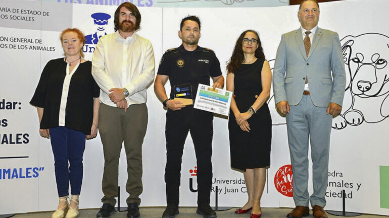 La Policía Local de Elche recibe un galardón por sus buenas prácticas en protección animal