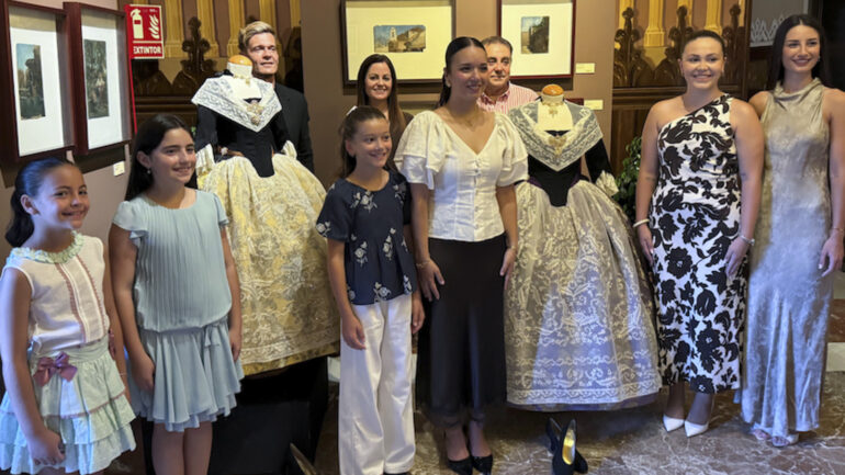 La Calahorra acoge una exposición con los trajes de las Reinas y las Damas de las Fiestas de Elche 2026
