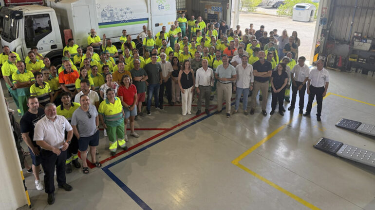 La plantilla de UTE Elche celebra el galardón de Escoba de Platino