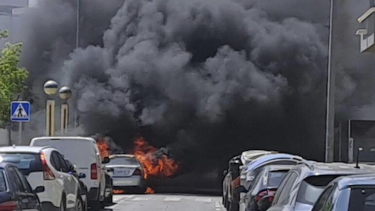Pone el aire acondicionado del coche y se produce un incendio que lo calcina por completo