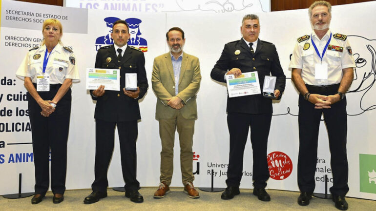 Santa Pola. Dos agentes de la Policía Local reciben la Medalla al Mérito Policial a la Protección Animal