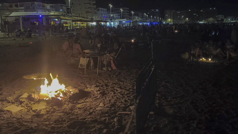 Santa Pola. Animada noche de San Juan con hogueras en Gran Playa y Levante