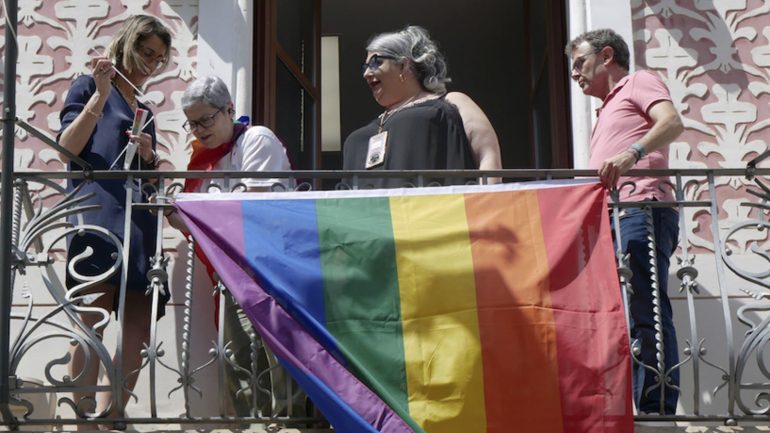 Crevillent. Bandera en el Ayuntamiento y lectura de manifiesto por el Día del Orgullo