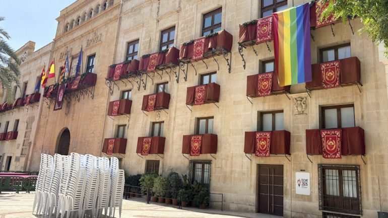 El PSOE reclama un «Orgullo visible» y Compromís denuncia que PP y VOX quieren «devolver al armario» a las personas LGTBIQA+