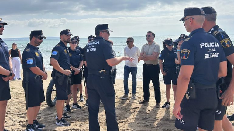 40 agentes de la Policía Local vigilarán las playas de Elche hasta el 6 de septiembre