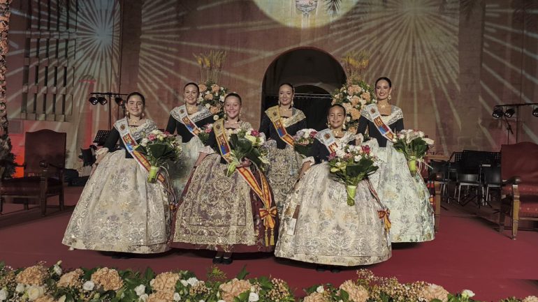 Versión Radio retransmite EN DIRECTO la Proclamación de las Reinas y Damas de las Fiestas de Elche 2026 de forma simultánea en cinco canales