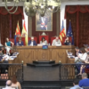 Pleno municipal en Elche sin aire acondicionado y con abanicos en solidaridad con los centros educativos que no tienen climatización