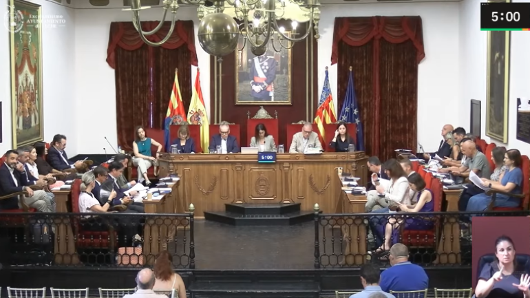 Pleno municipal en Elche sin aire acondicionado y con abanicos en solidaridad con los centros educativos que no tienen climatización