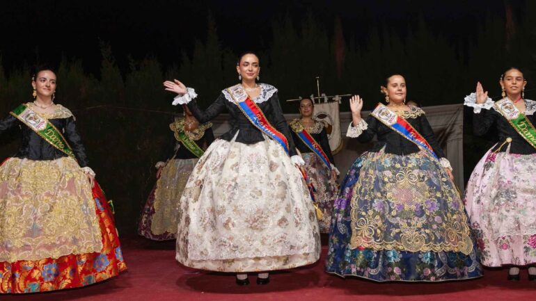 La Comisión de Fiestas Alzabares rememora la antigua Grecia en su acto de imposición de bandas