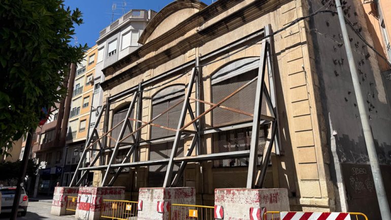 El desmontaje de la fachada de Riegos El Progreso comenzará a finales de agosto