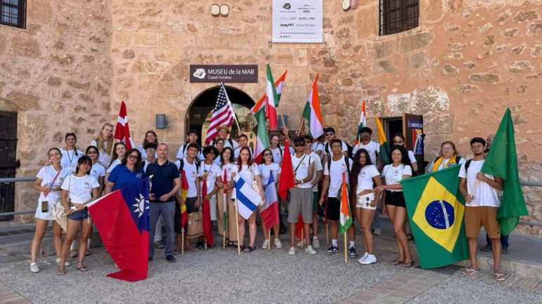 Santa Pola. Jóvenes de 17 países visitan la localidad en una actividad del Club de Leones