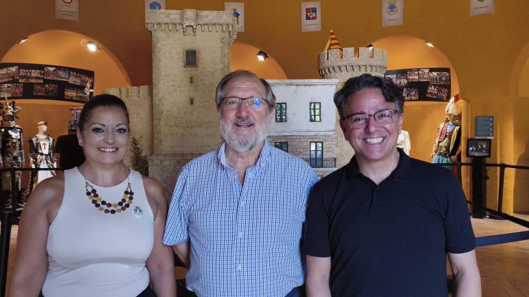 El mantenedor-pregonero de la cena de Moros y Cristianos visita el Museo de la entidad