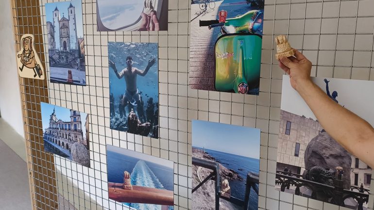 La exposición “Llévame contigo” de #LaDamadeElcheViajera se puede visitar en Las Clarisas hasta el domingo