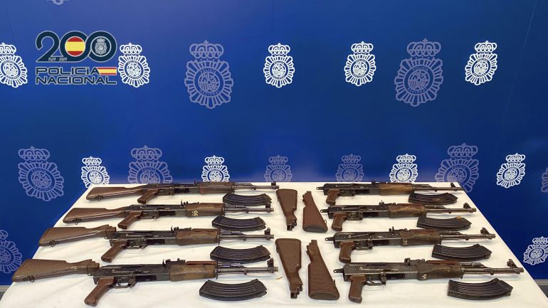 Interceptan armas de guerra en un vehículo tras una persecución iniciada en Elche