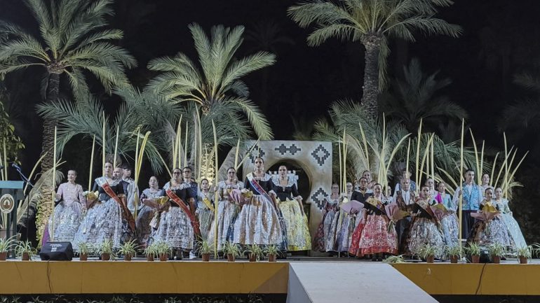 La Comisión de Fiestas Torres Quevedo-La Torre hace un homenaje a la palma blanca en su acto de imposición de bandas