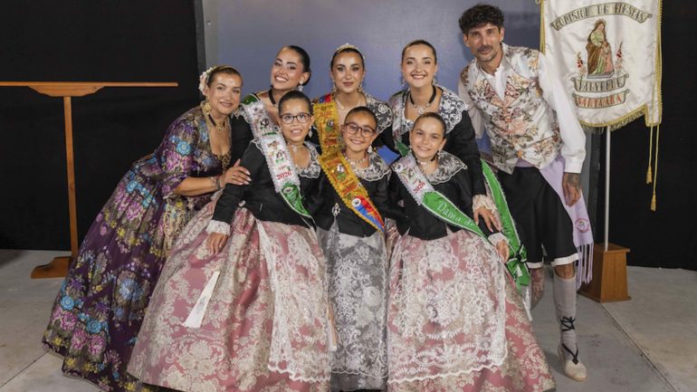 La Comisión de Fiestas de Valverde ambienta su imposición de bandas en El Mago de Oz
