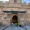 Santa Pola. Reabre la puerta principal del Castillo colocando un andamio de protección provisional
