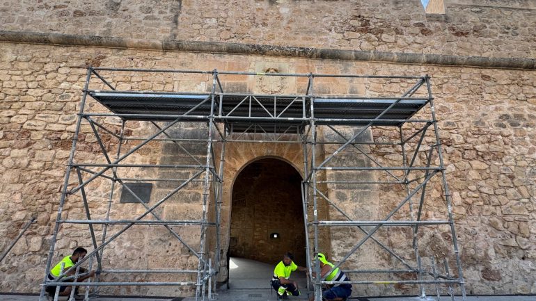 Santa Pola. Reabre la puerta principal del Castillo colocando un andamio de protección provisional