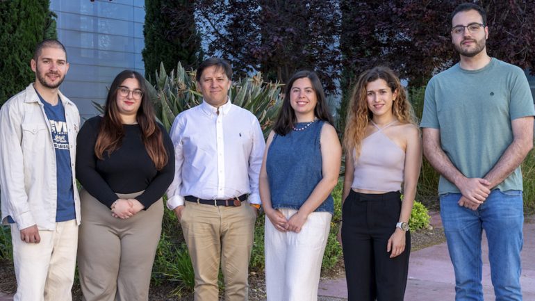 Investigan por qué el Alzhéimer afecta más a mujeres que a hombres