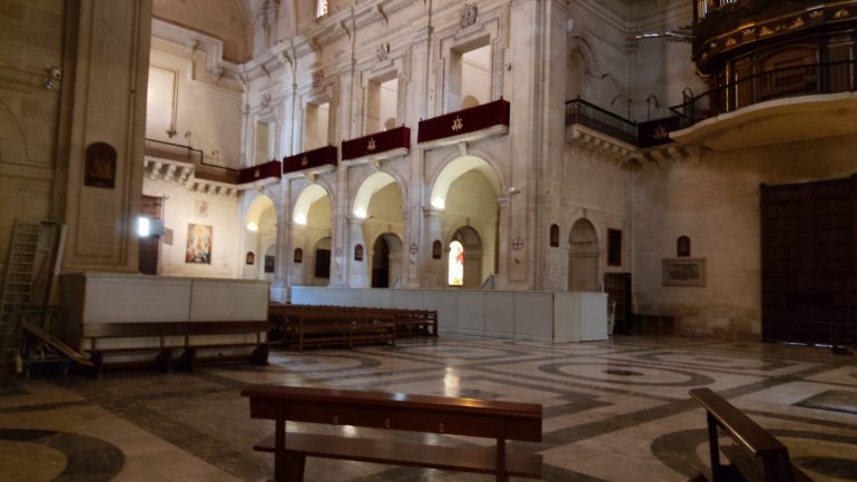 La basílica de Santa María se va transformando para las representaciones del Misteri d’Elx