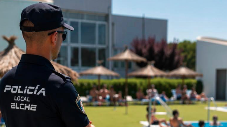 Detienen a un hombre de 68 años por presuntos tocamientos a menores en la piscina de El Toscar