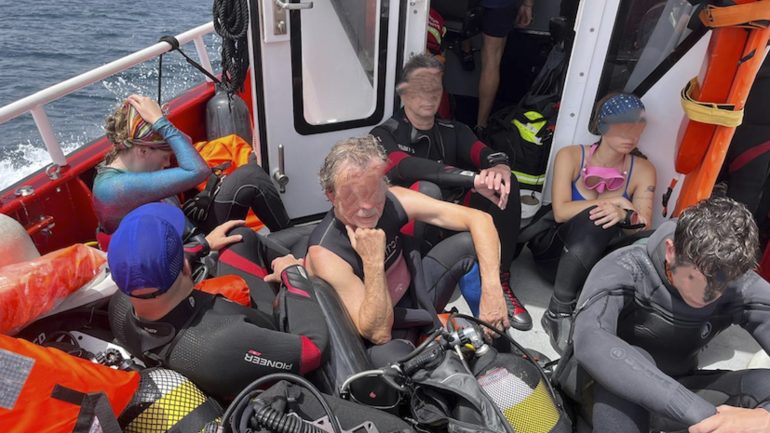 Rescatan sanas y salvas a 11 personas tras hundirse un catamarán en aguas de Tabarca