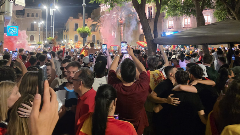 Elche se echa a la calle para celebrar que España gana el Mundial de Fútbol