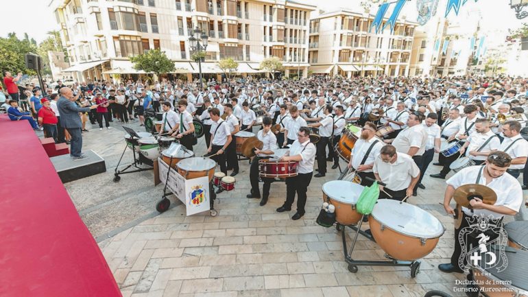 El compositor y director, José Salvador González, dirigirá este año el Himno de Moros y Cristianos “Elche 1.977”