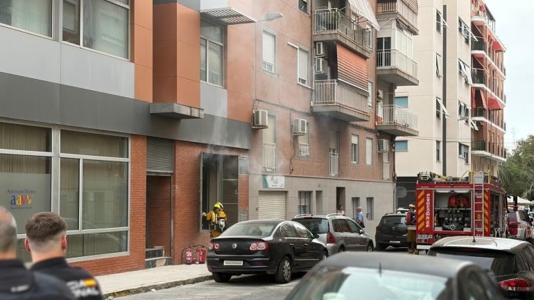 Susto al incendiarse un transformador del aire acondicionado del Centro Social de Altabix