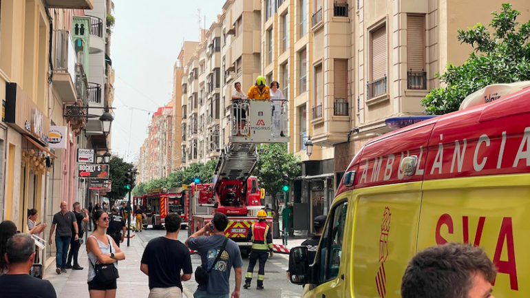 Incendio en el cuadro de contadores de un edificio en el que hay varias empresas, como COPE y esRadio