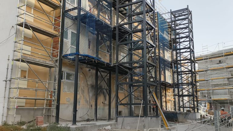 Las estructuras de los ascensores de los edificios del barrio Porfirio Pascual ya son visibles