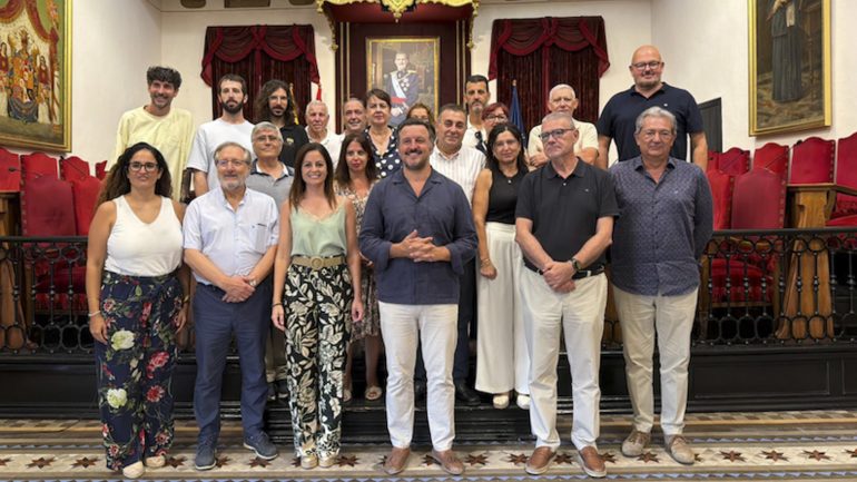 El Ayuntamiento de Elche firma convenios con doce entidades festeras por importe de 419.000 euros
