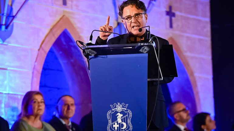 Antonio Sánchez sitúa el origen del pregón de las Fiestas de Elche en las Fiestas de Moros y Cristianos