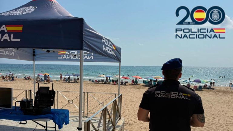 La Policía Nacional vigila las playas de Elche con drones y patrullas terrestres