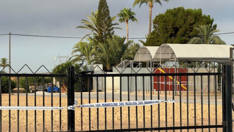 El Ayuntamiento de Elche cierra una tercera campa de vehículos en el entorno del aeropuerto