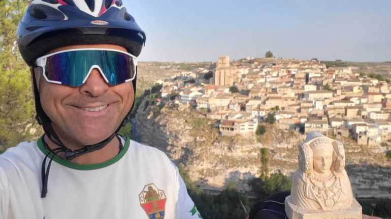 3.000 kilómetros en bici por España para reclamar el regreso de la Dama de Elche
