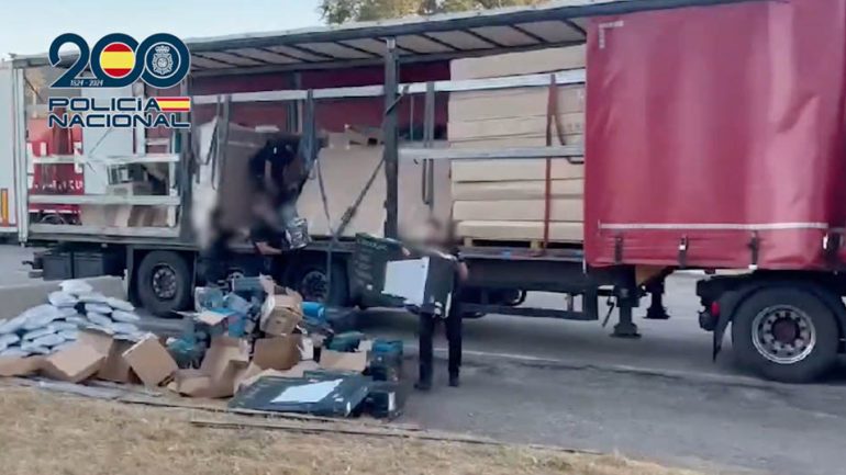 Una investigación iniciada en Elche acaba con la intervención de 60 kilos de marihuana en La Junquera (Girona)
